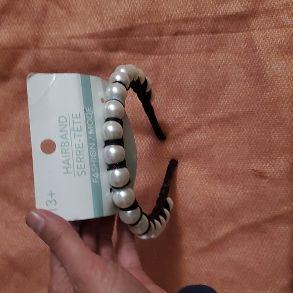 NWT Pearl Embellished Black Hairband - Picture 3 of 8